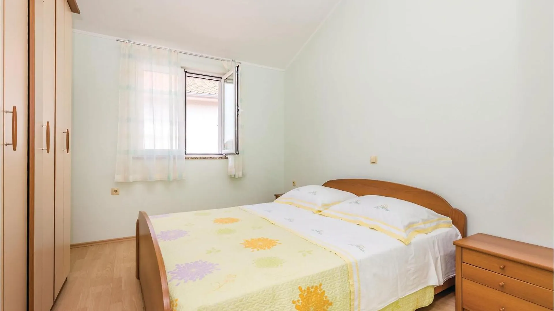 Beautiful Home In Supetarska Draga With Jacuzzi