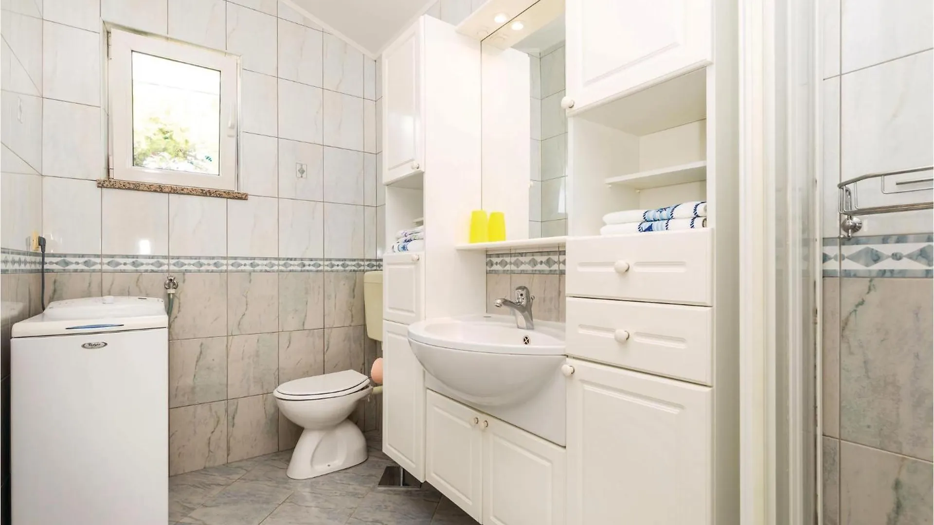 Holiday home Beautiful Home In Supetarska Draga With Jacuzzi