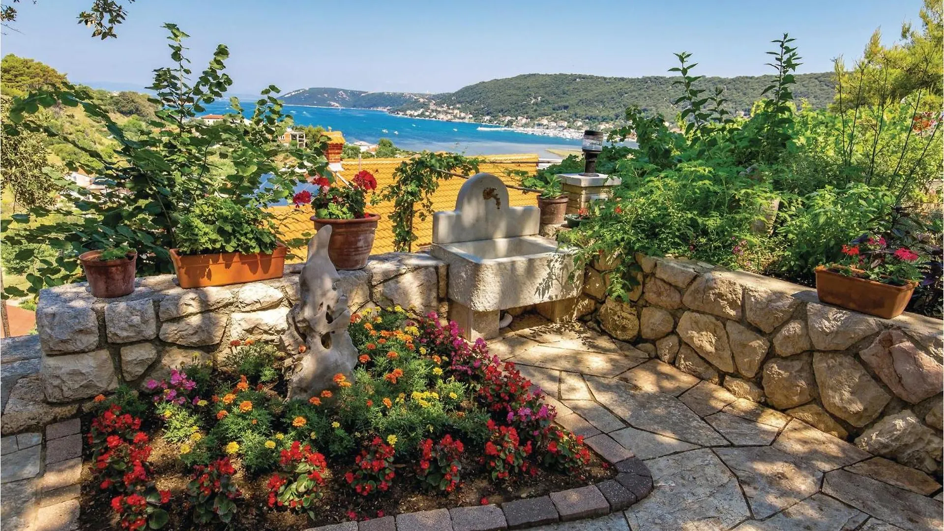 Holiday home Beautiful Home In Supetarska Draga With Jacuzzi