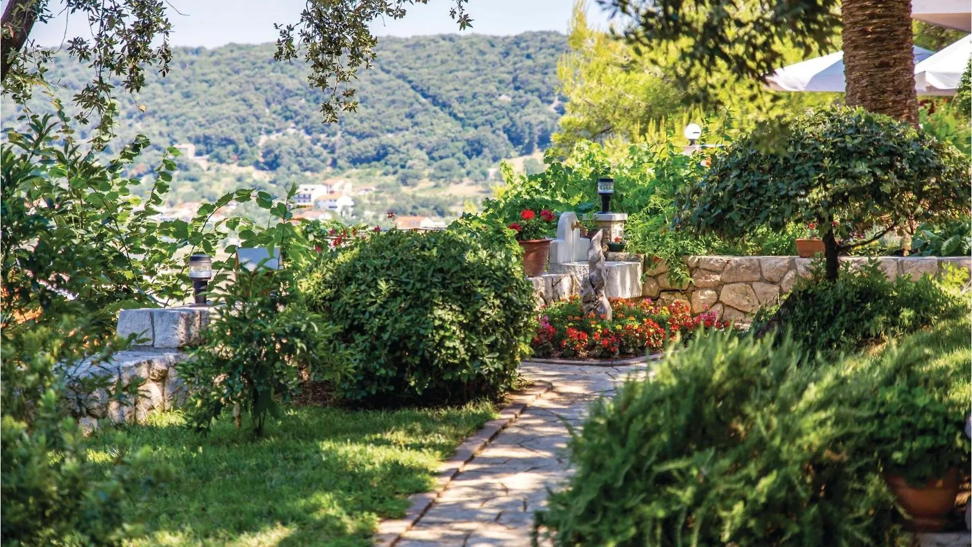 Beautiful Home In Supetarska Draga With Jacuzzi Holiday home