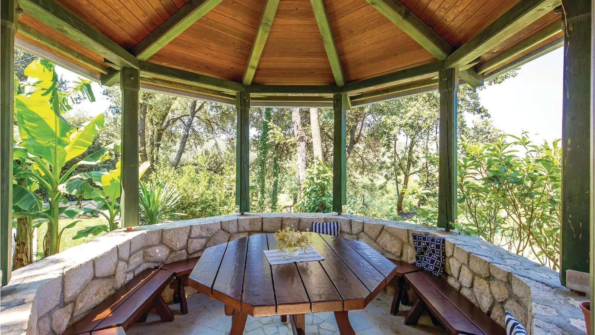 Beautiful Home In Supetarska Draga With Jacuzzi Holiday home