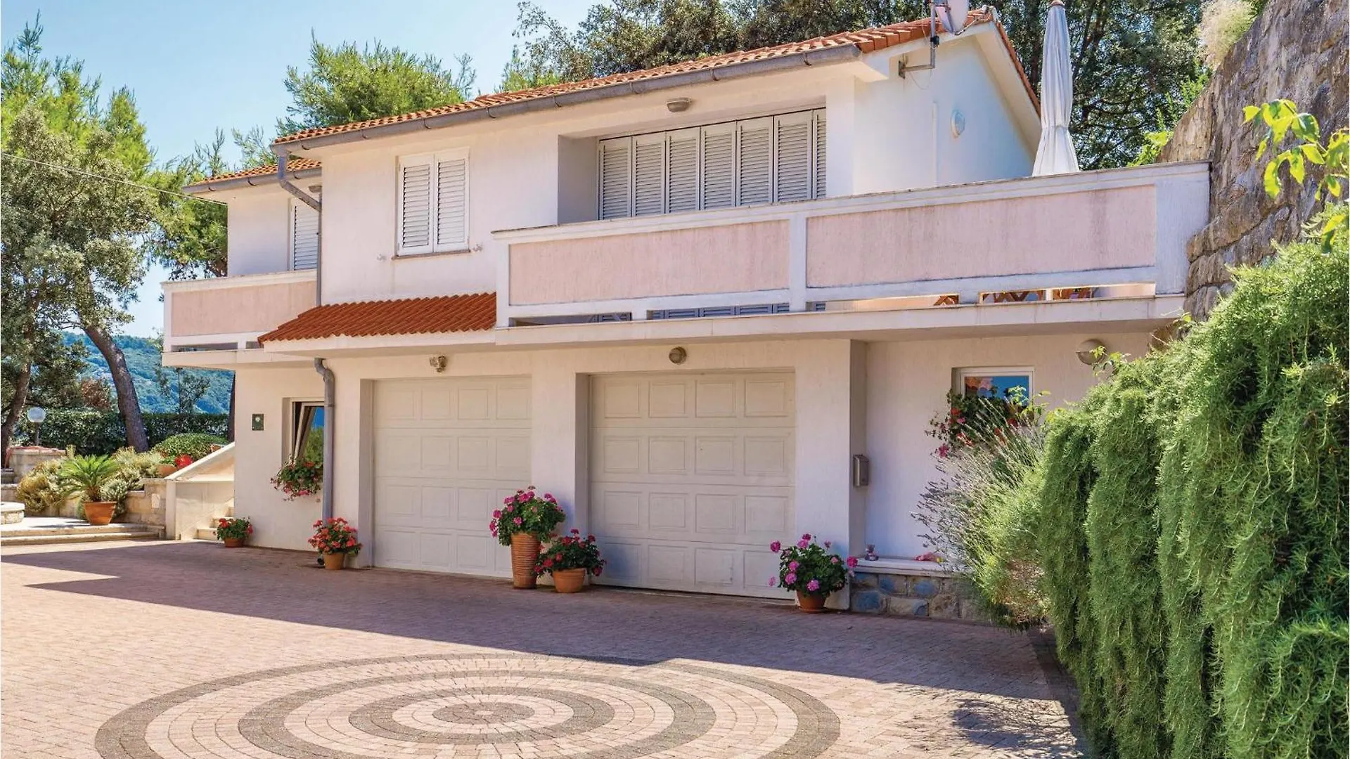 Beautiful Home In Supetarska Draga With Jacuzzi Holiday home