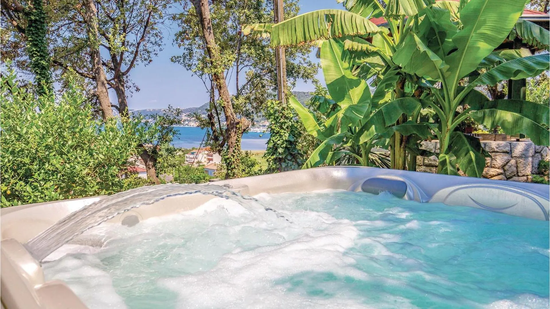 Beautiful Home In Supetarska Draga With Jacuzzi